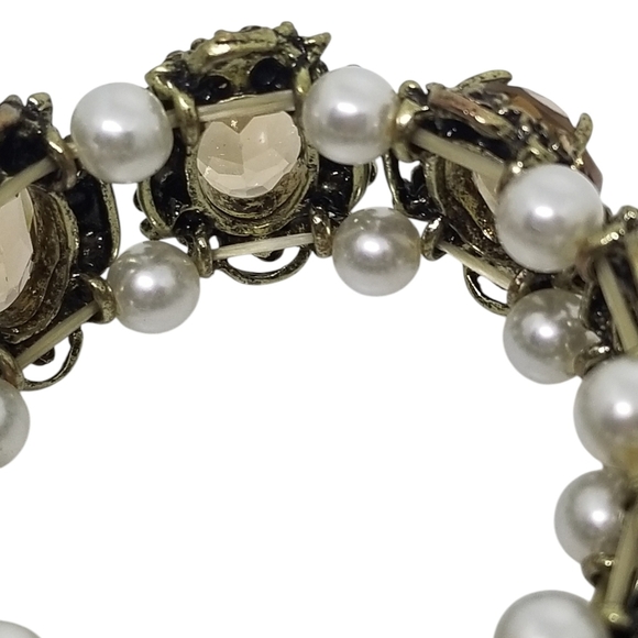 VINTAGE ORNATE GOLDTONE, AUSTRIAN CRYSTAL & FAUX PEARL STRETCH BRACELET - Picture 7 of 7